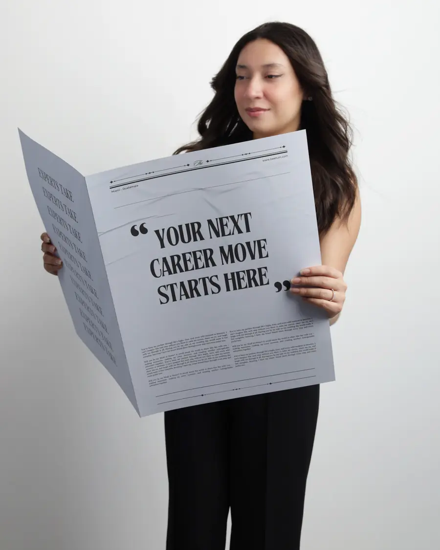 Consultora de Beetuin con un cartel: your next career move starts here