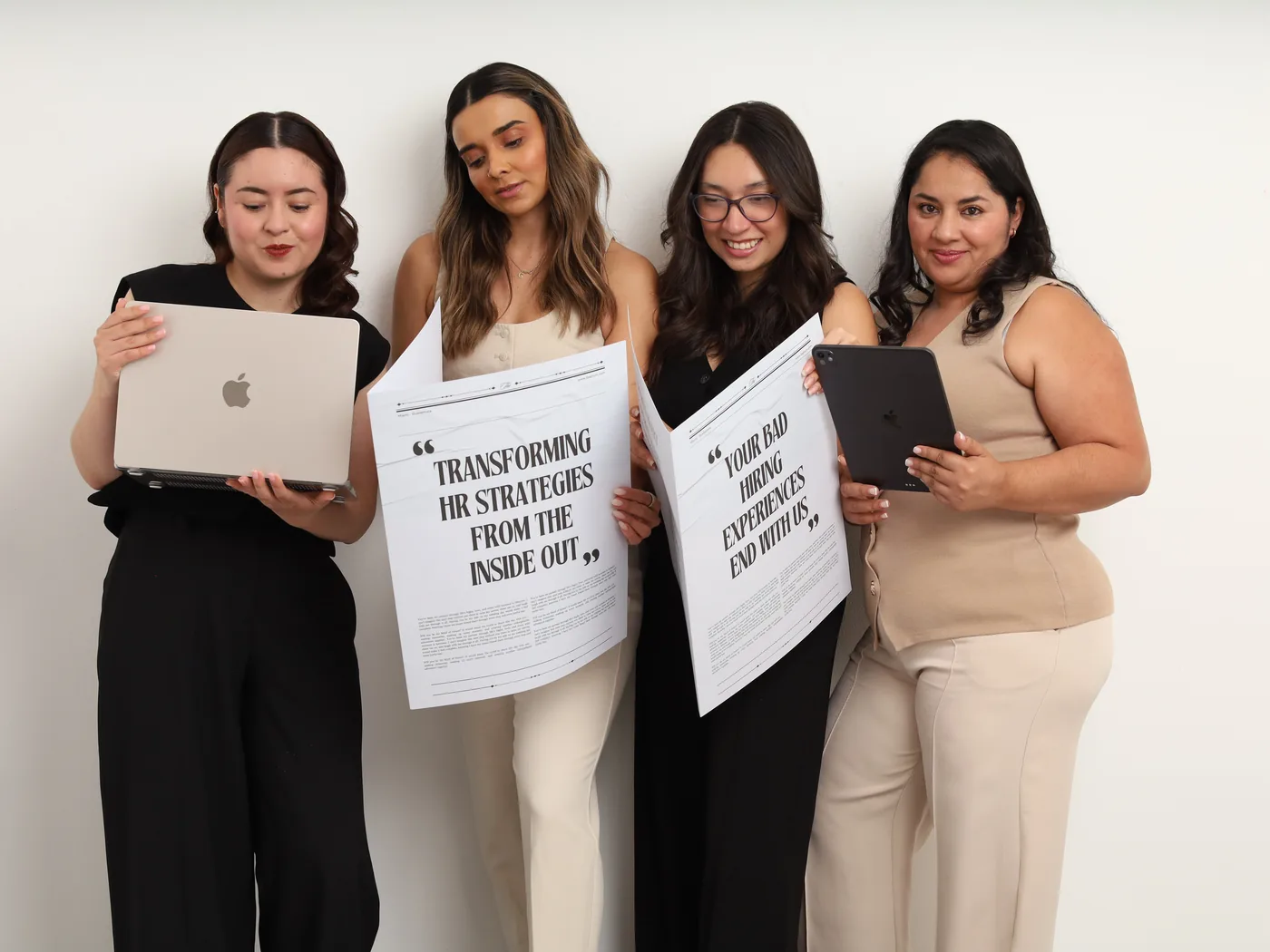 El equipo de Beetuin con carteles que dicen: transforming HR strategies from the inside out y your bad hiring experiences end with us