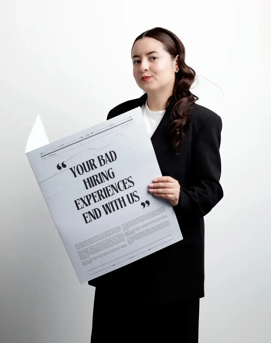 Consultora de Beetuin con un cartel: your bad hiring experiences end with us