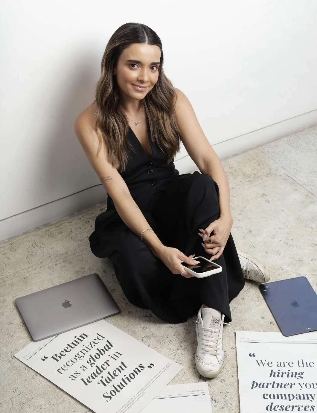 Gabriela Argueta sentada junto a carteles de Beetuin, lista para una sesión personalizada